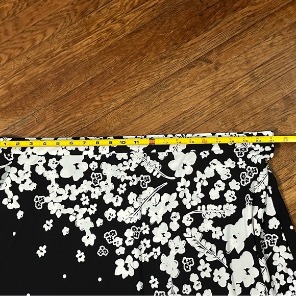 Chico's Diagonal Black and White Floral Skirt Pull On Flowing Size 4 XXL 20 - Picture 6 of 7